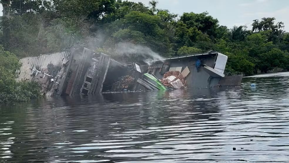 Barco pega fogo Manaus