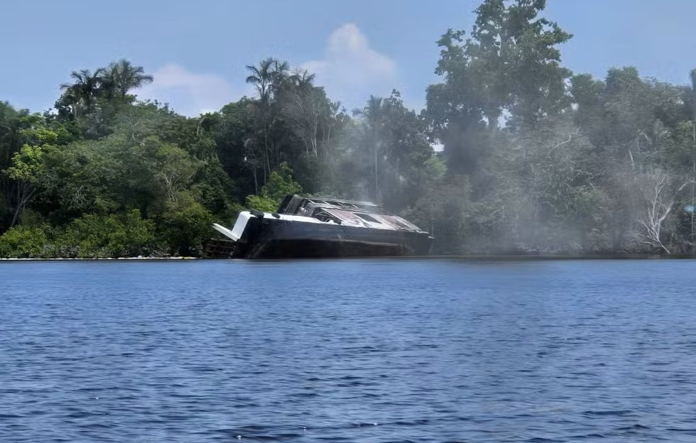 Barco pega fogo Manaus