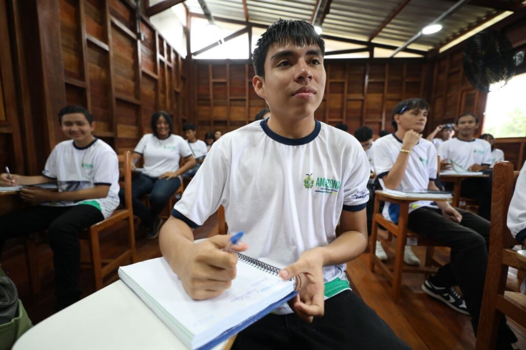 alunos escola floresta educação