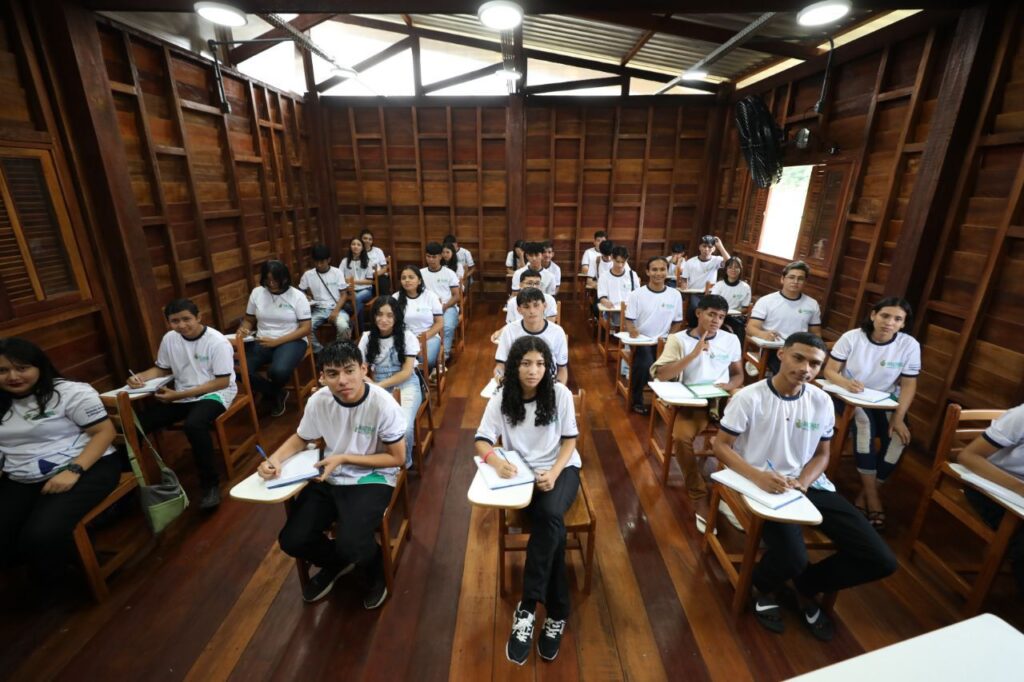 alunos escola floresta educação