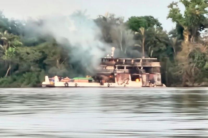 barco pega fogo no amazonas