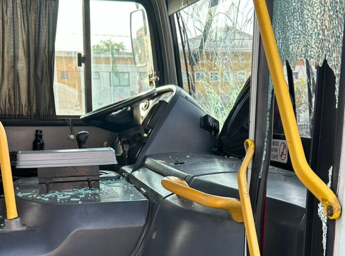 ônibus quebrado motorista ameaçadoo