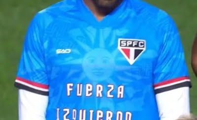 Camisa azul em apoio a Izquierdo