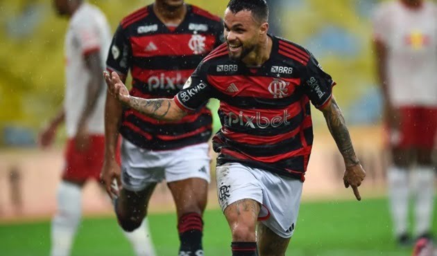 Michael retorna ao Flamengo e marca