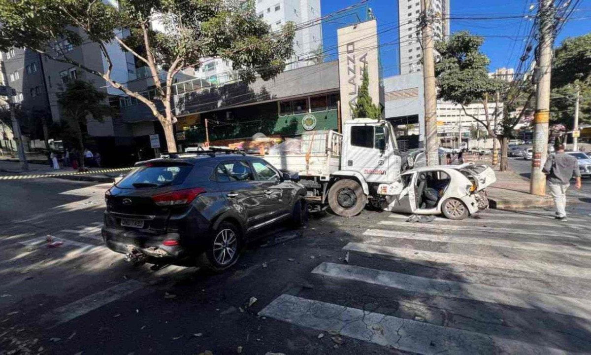 caminhão desgovernado arrasta carros