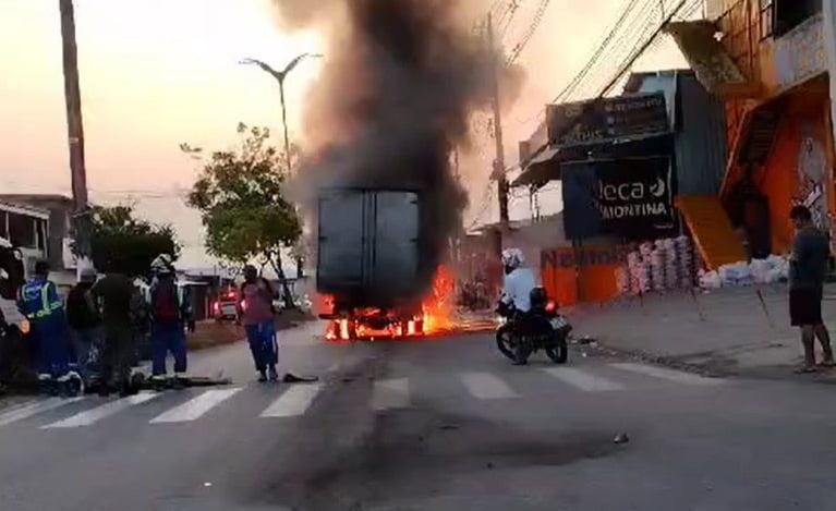 Acidente caminhão moto fogo