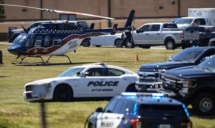 Polícia cercou a escola após tiroteio