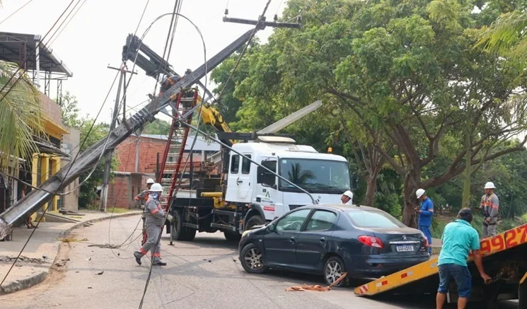 Carro colide com poste