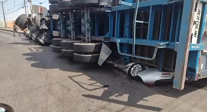 Carro ficou embaixo de contêiner