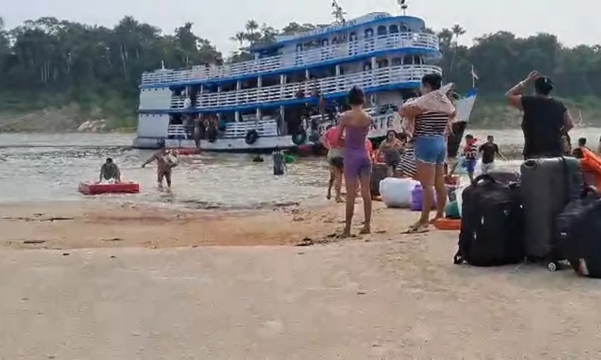 Barco afunda no rio Juruá