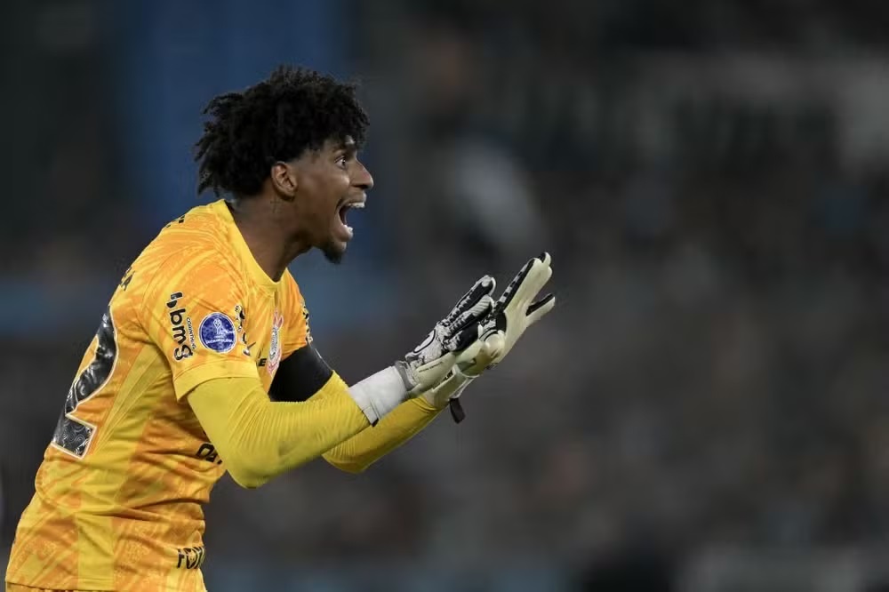 Corinthians paga à vista e garante permanência do goleiro Hugo Souza. Foto JUAN MABROMATA AFP