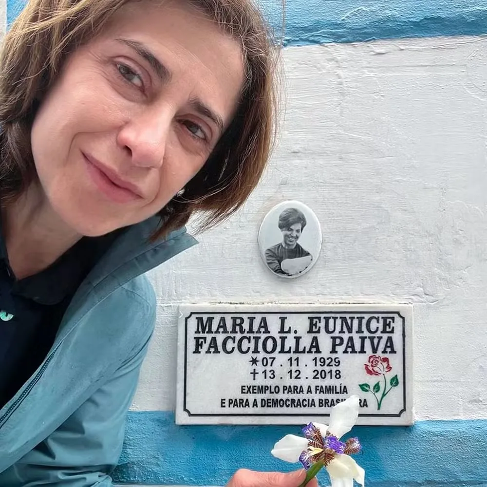 Fernanda Torres presta homenagem a Eunice Paiva um ano após o fim das gravações de "Ainda Estou Aqui"