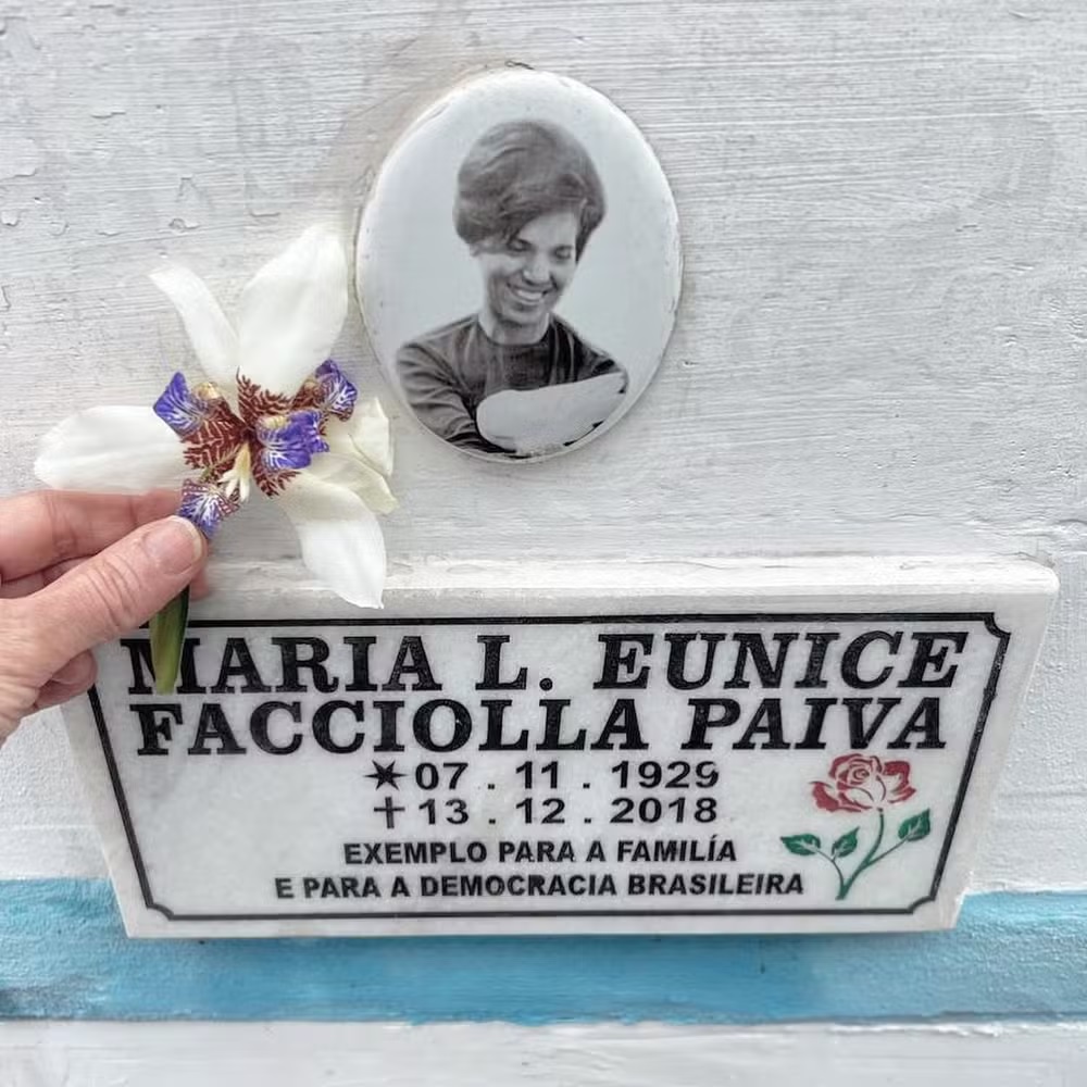 Fernanda Torres presta homenagem a Eunice Paiva um ano após o fim das gravações de "Ainda Estou Aqui"