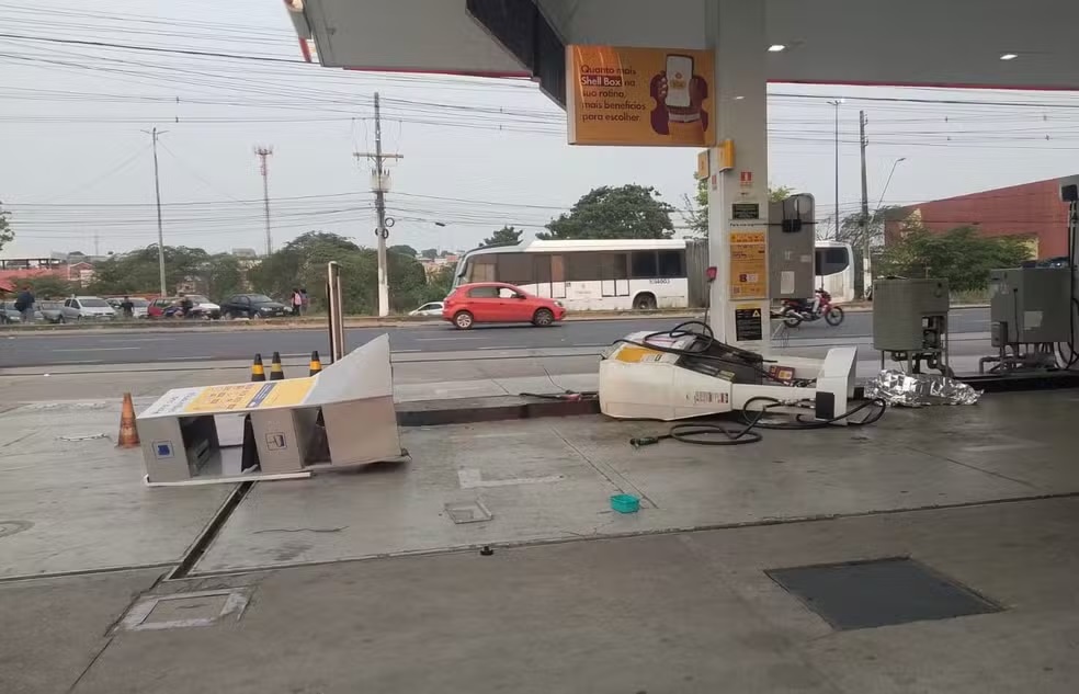 Idoso morre ao volante após mal súbito e colide em posto de gasolina na Zona Leste de Manaus