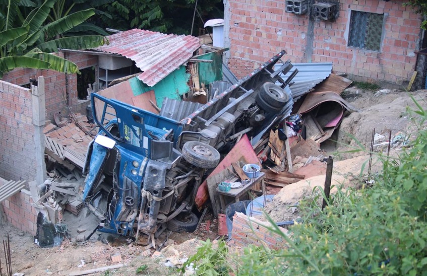 Caminhão desgovernado destrói residência no bairro Mauazinho, em Manaus