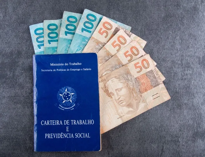 Primeira parcela do décimo terceiro salário deve ser paga até esta sexta-feira (29)