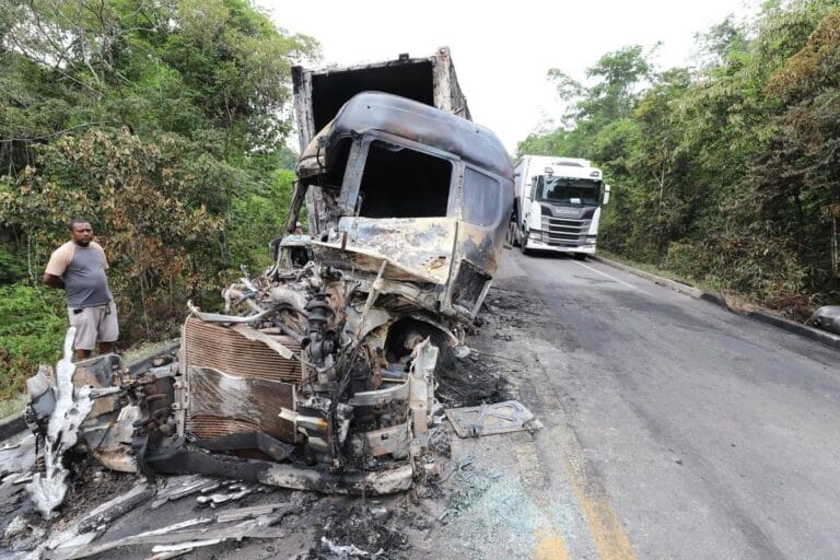 Três veículos colidem na BR-174; carreta pega fogo em grave acidente