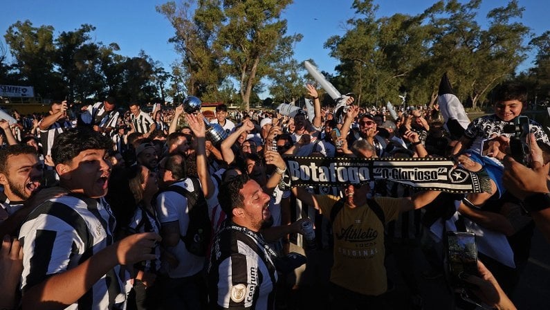 Torcedores do Atlético-MG enfrentam drama de 36 horas em ônibus parados pela polícia argentina