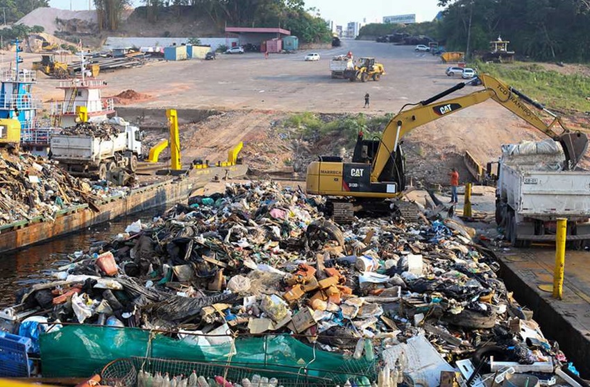 Prefeitura de Manaus retira mais de 220 toneladas de lixo das orlas dos rios em operação de transbordo