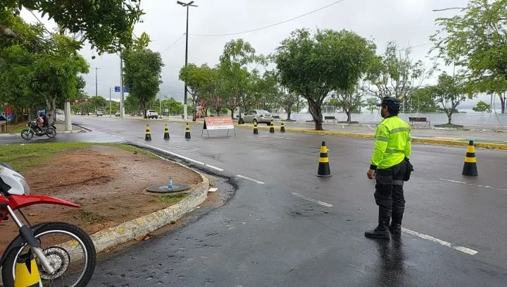 Av. Coronel Teixeira é interditada para montagem do Réveillon na Ponta Negra