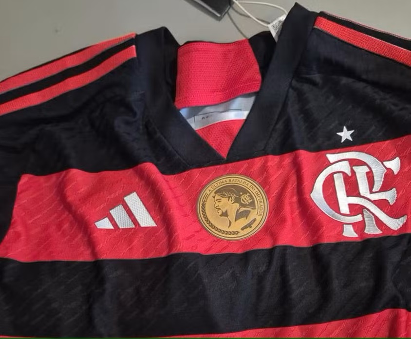 Flamengo revela camisa especial para despedida de Adriano Imperador no Maracanã