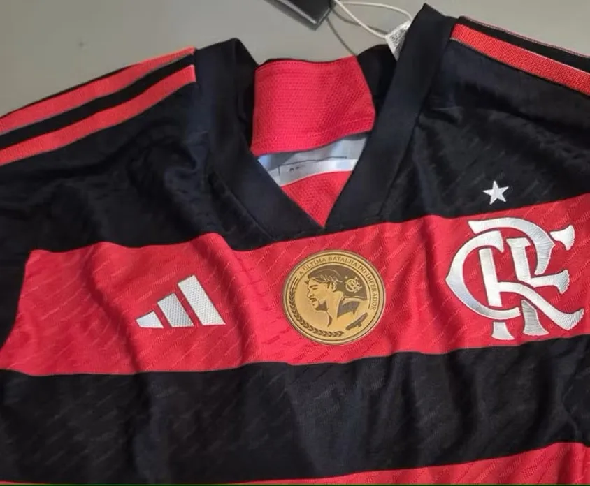 Flamengo revela camisa especial para despedida de Adriano Imperador no Maracanã