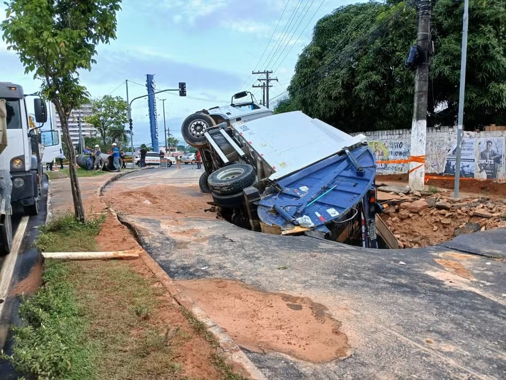 Cratera em avenida engole caminhão de lixo e complica trânsito na Zona Oeste de Manaus. Foto Jucélio Paiva Rede Amazônica