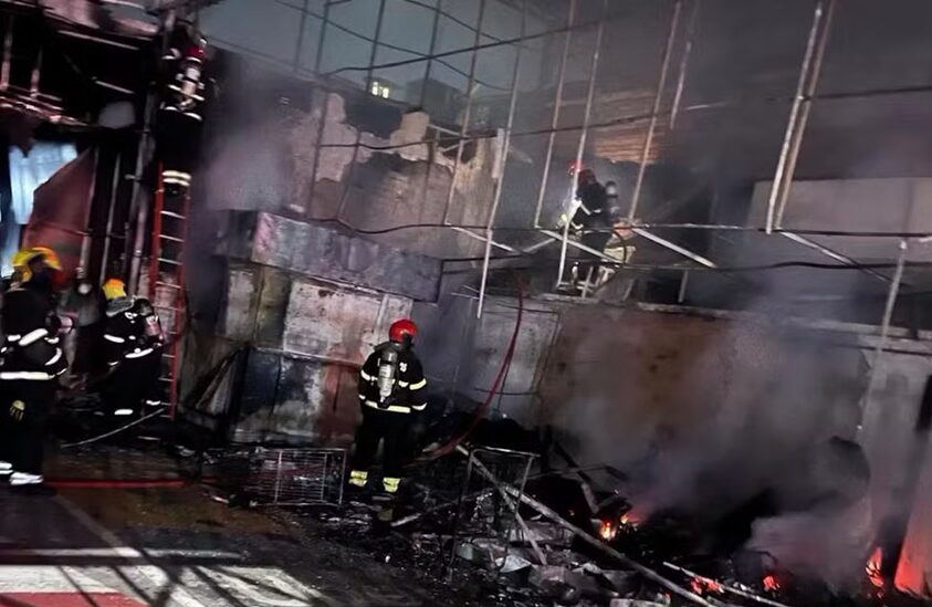 Incêndio atinge quiosques e fachada de supermercado na av. Torquato Tapajós, em Manaus