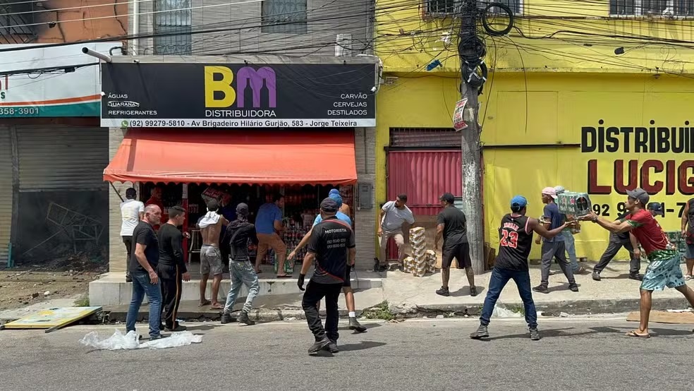 Incêndio de grandes proporções destrói 12 estabelecimentos na Rua do Fuxico, em Manaus. Foto Lucas Macedo g1 Amazonas