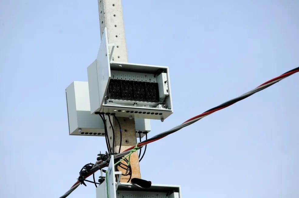 Juiz invalida lei que barrava instalação de medidores aéreos em Manaus. Foto Divulgação Amazonas Energia