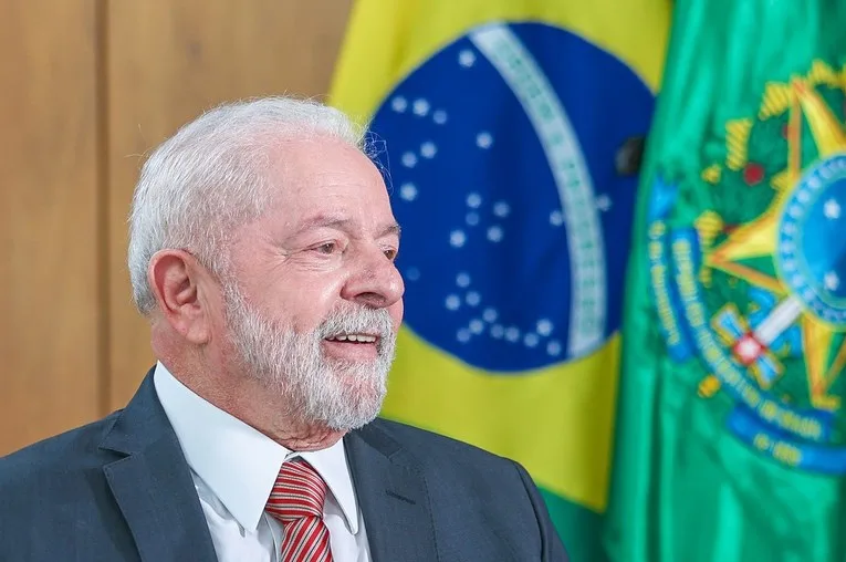 Presidente Lula é submetido a cirurgia de emergência para tratar hemorragia intracraniana