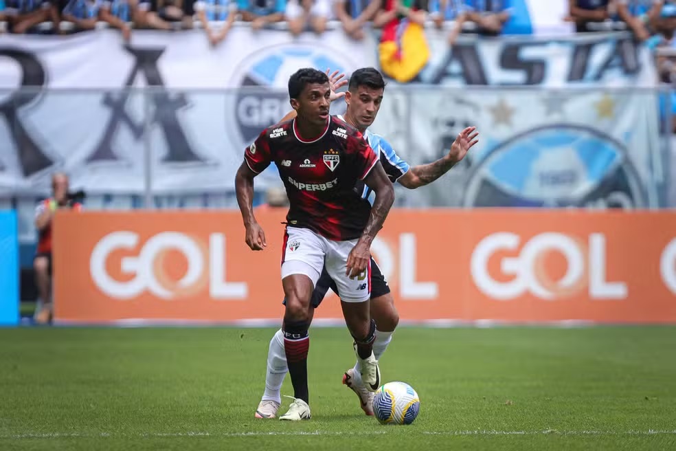 São Paulo perde para o Grêmio e precisa ser criativo para montar equipe competitiva em 2025. Foto: Maxi Franzoi/AGIF