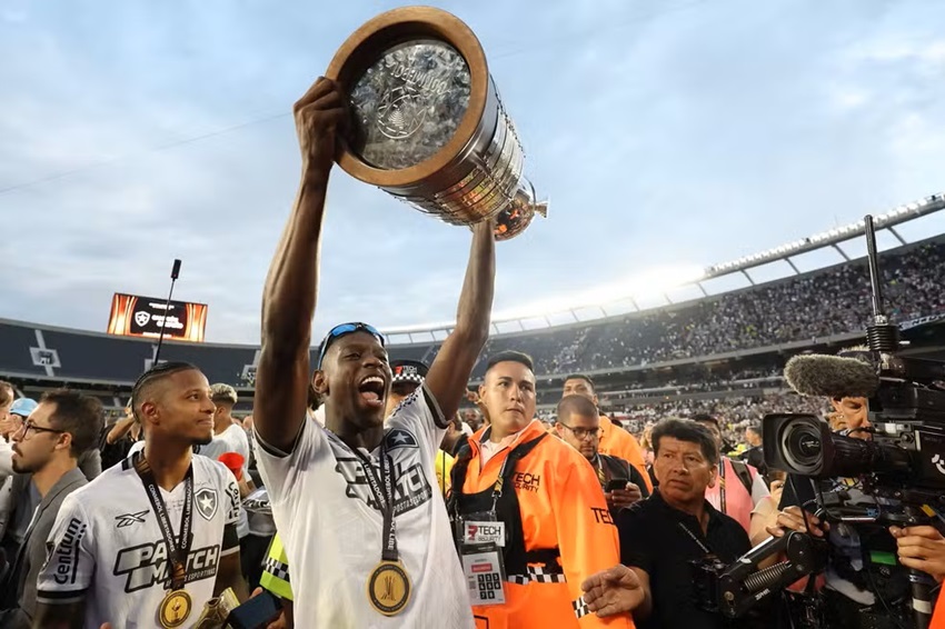 Luiz Henrique, do Botafogo, é eleito Rei da América e lidera Seleção do Continente