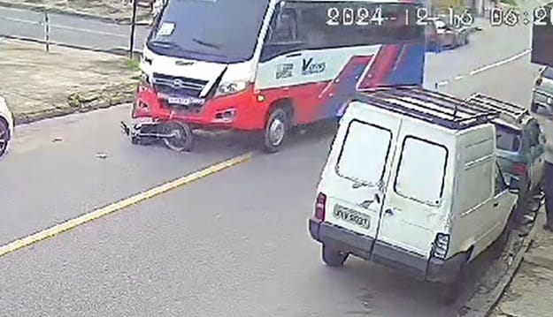 Vídeo; Motociclista bate em ônibus na zona leste de Manaus (imagens fortes)