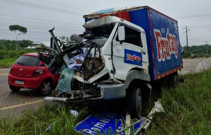 Homem morre em grave acidente na AM-070 envolvendo ônibus e caminhão baú