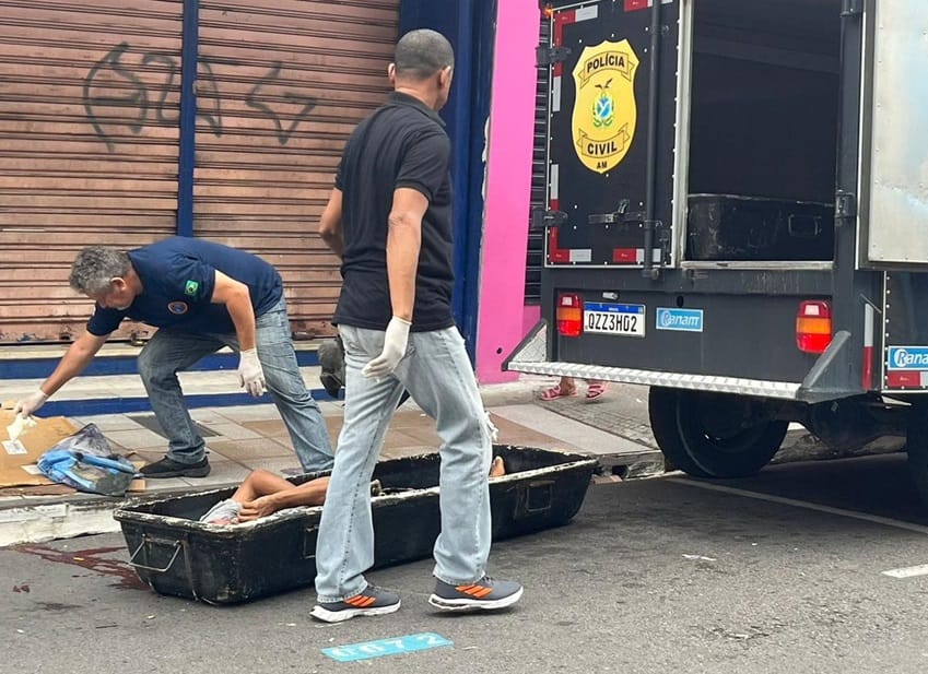 Morador de rua é encontrado morto com ferimentos graves no centro de Manaus