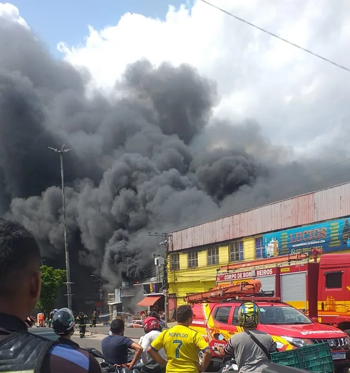 Incêndio na ‘Rua do Fuxico’ mobiliza mais de 100 bombeiros e já dura mais de 12 horas