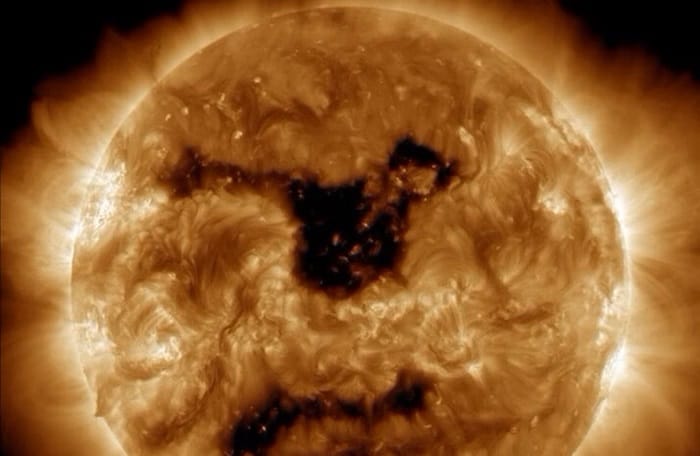 Fenômeno solar: buraco 62 vezes maior que a Terra se abre no Sol