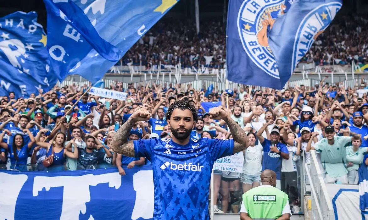 Cruzeiro apresenta Gabigol em festa com 40 mil torcedores no Mineirão