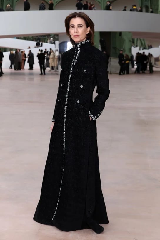 Fernanda Torres prestigia desfile da Chanel em Paris com look da coleção Métiers d’Art 2025