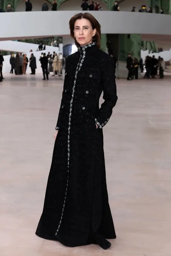 Fernanda Torres prestigia desfile da Chanel em Paris com look da coleção Métiers d’Art 2025