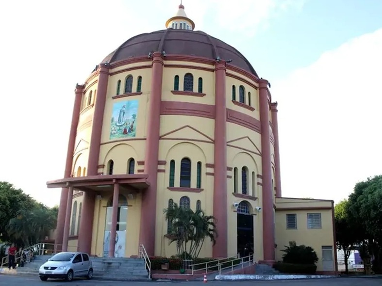 Homem invade igreja e agride padre em Manaus; suspeito é liberado após TCO 2