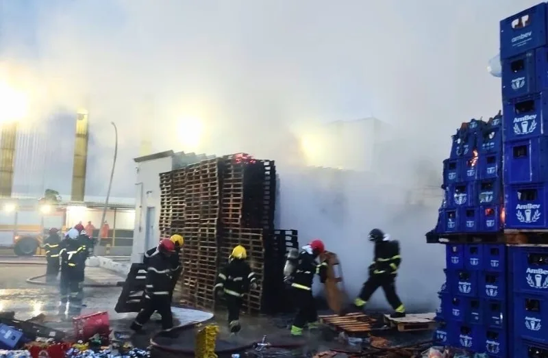 Incêndio de grandes proporções atinge fábrica de bebidas em Manaus