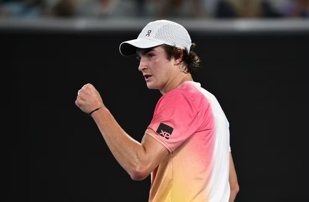 João Fonseca surpreende Andrey Rublev e avança à segunda rodada do Australian Open