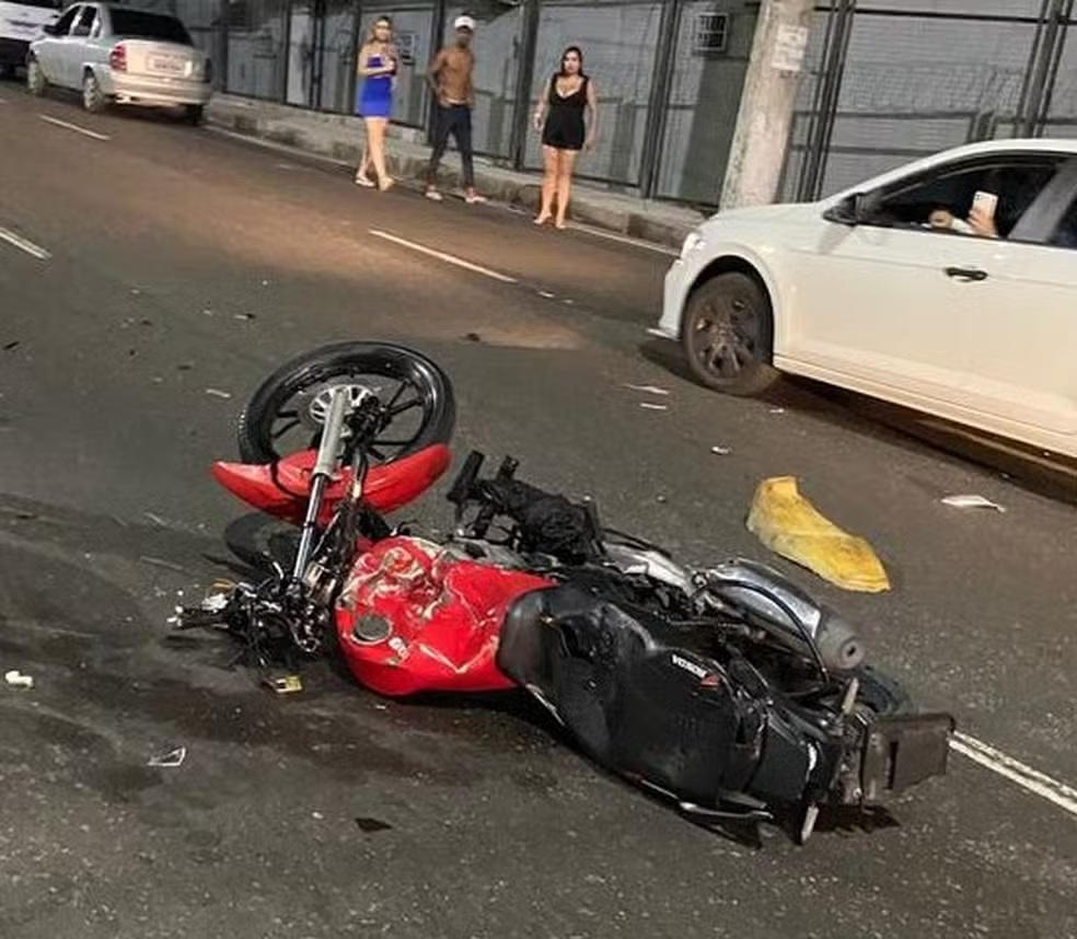 Jovem morre após perder controle de moto e colidir com carro em Manaus