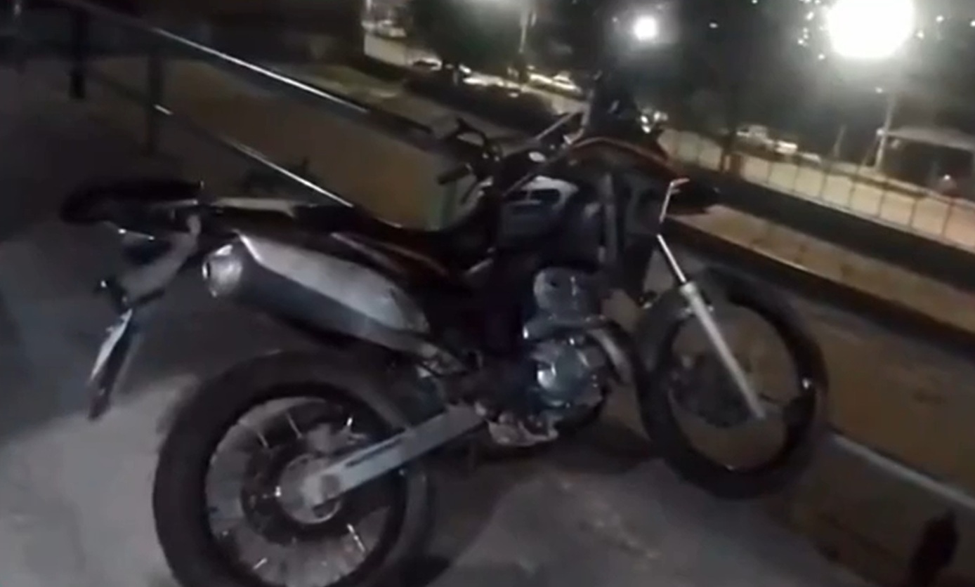 Motociclista morre ao colidir com estrutura de ferro e despencar de barranco em Manaus