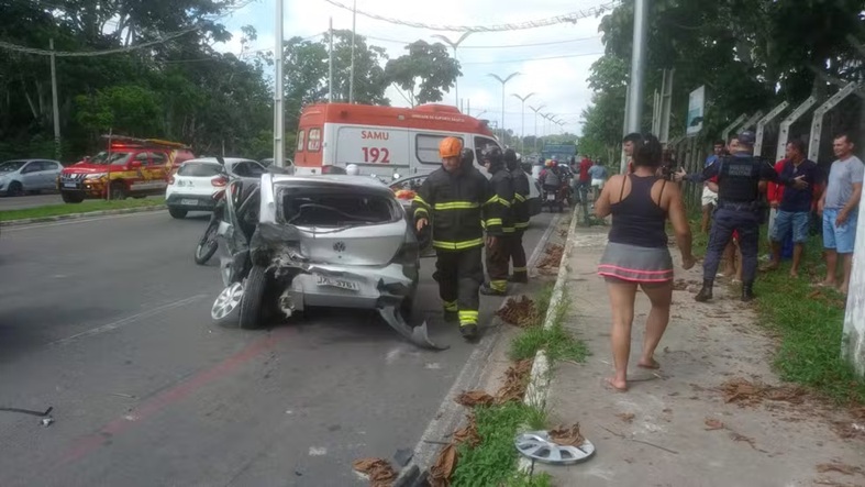 Motorista fica ferido após colisão envolvendo possível ‘racha’ na Zona Norte de Manaus