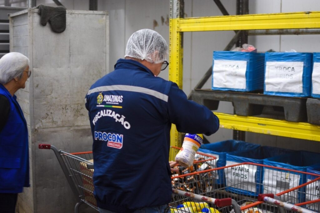 Procon-AM encontra mais de 20 produtos impróprios para consumo em supermercado na zona leste de Manaus