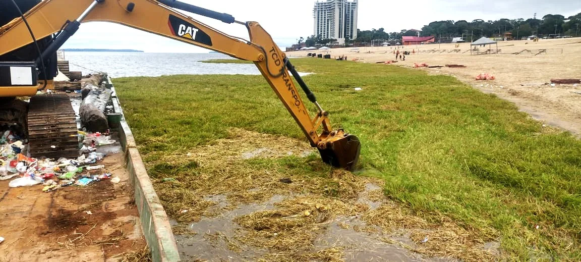 Manaus amplia ações para remoção de vegetação aquática na Ponta Negra e comunidades ribeirinhas