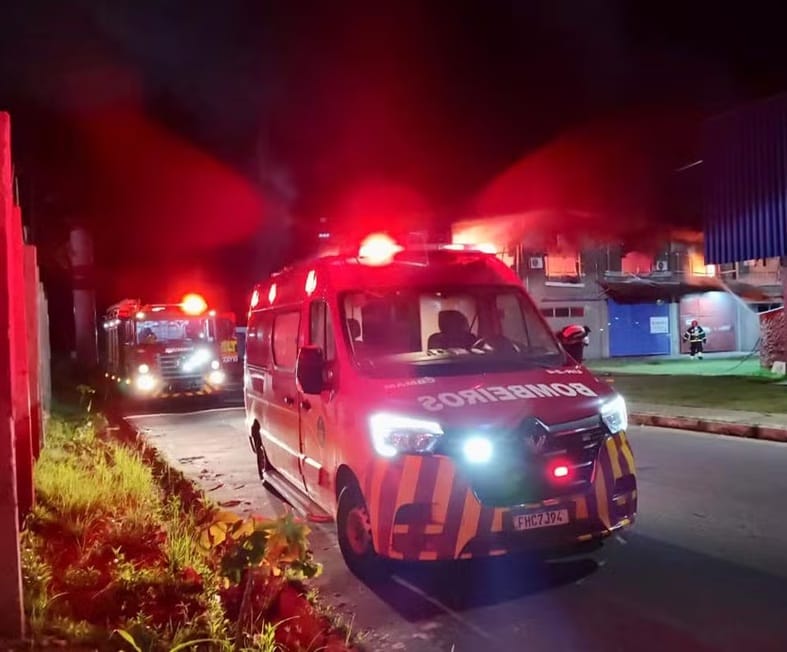 Venezuelano cai em bueiro e é resgatado pelo Corpo de Bombeiros na Zona Sul de Manaus